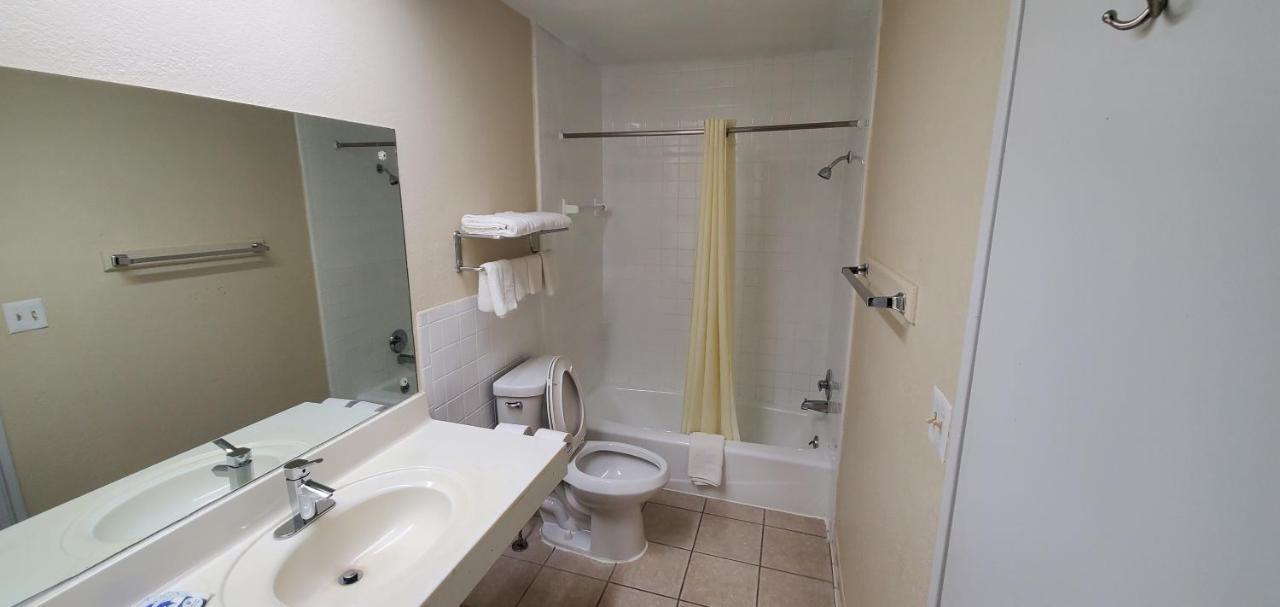American Inn Motel Pratt Экстерьер фото