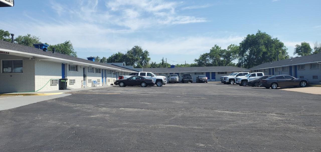American Inn Motel Pratt Экстерьер фото