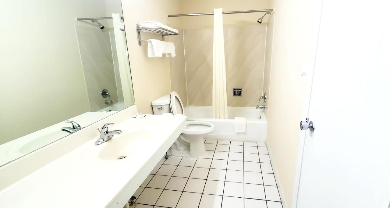 American Inn Motel Pratt Экстерьер фото