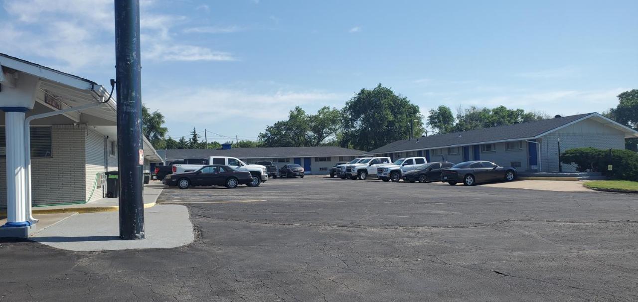 American Inn Motel Pratt Экстерьер фото