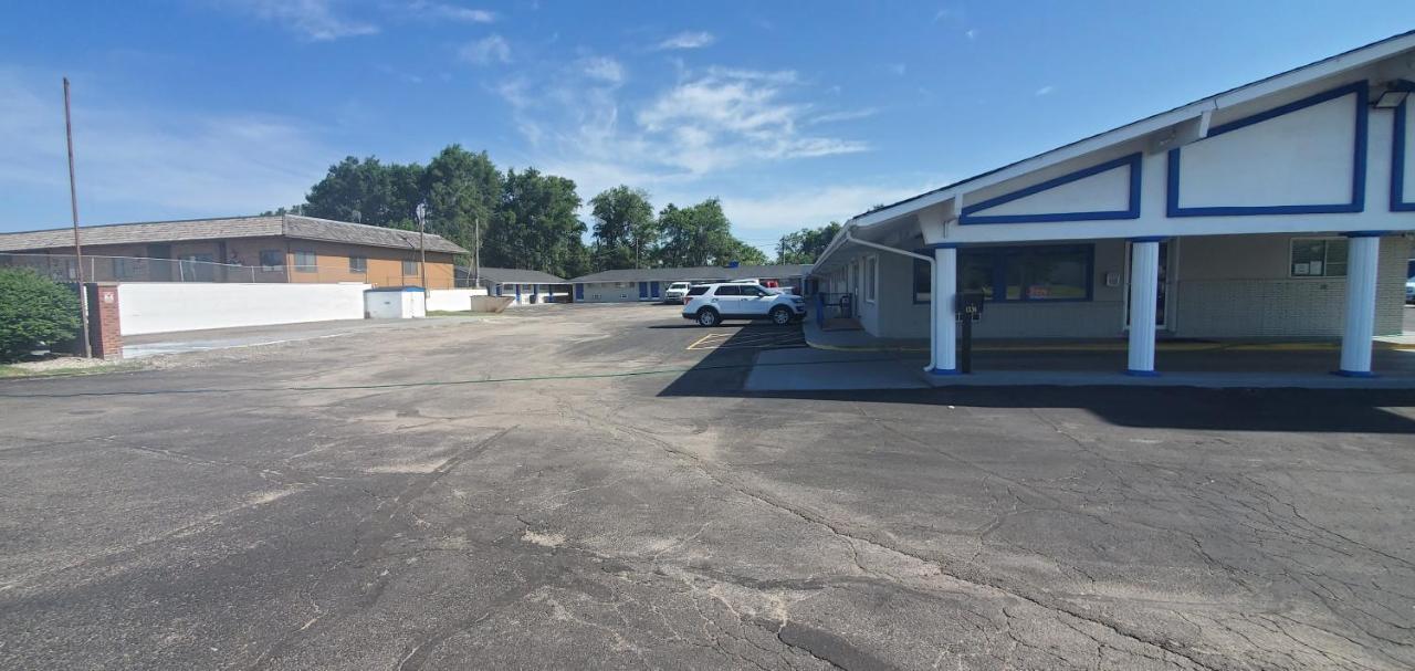 American Inn Motel Pratt Экстерьер фото