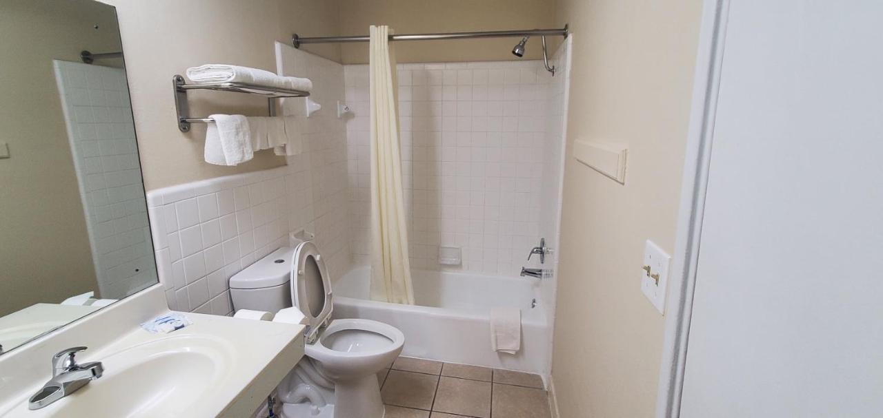 American Inn Motel Pratt Экстерьер фото