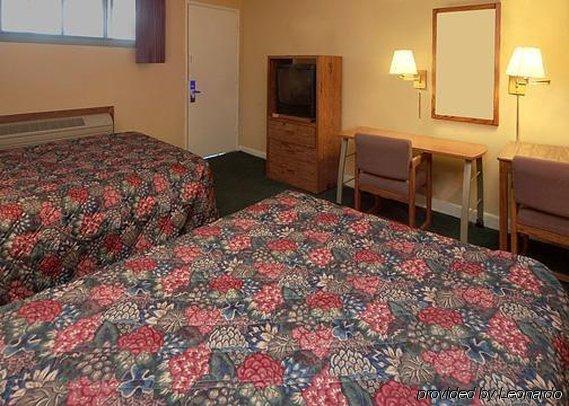 American Inn Motel Pratt Экстерьер фото