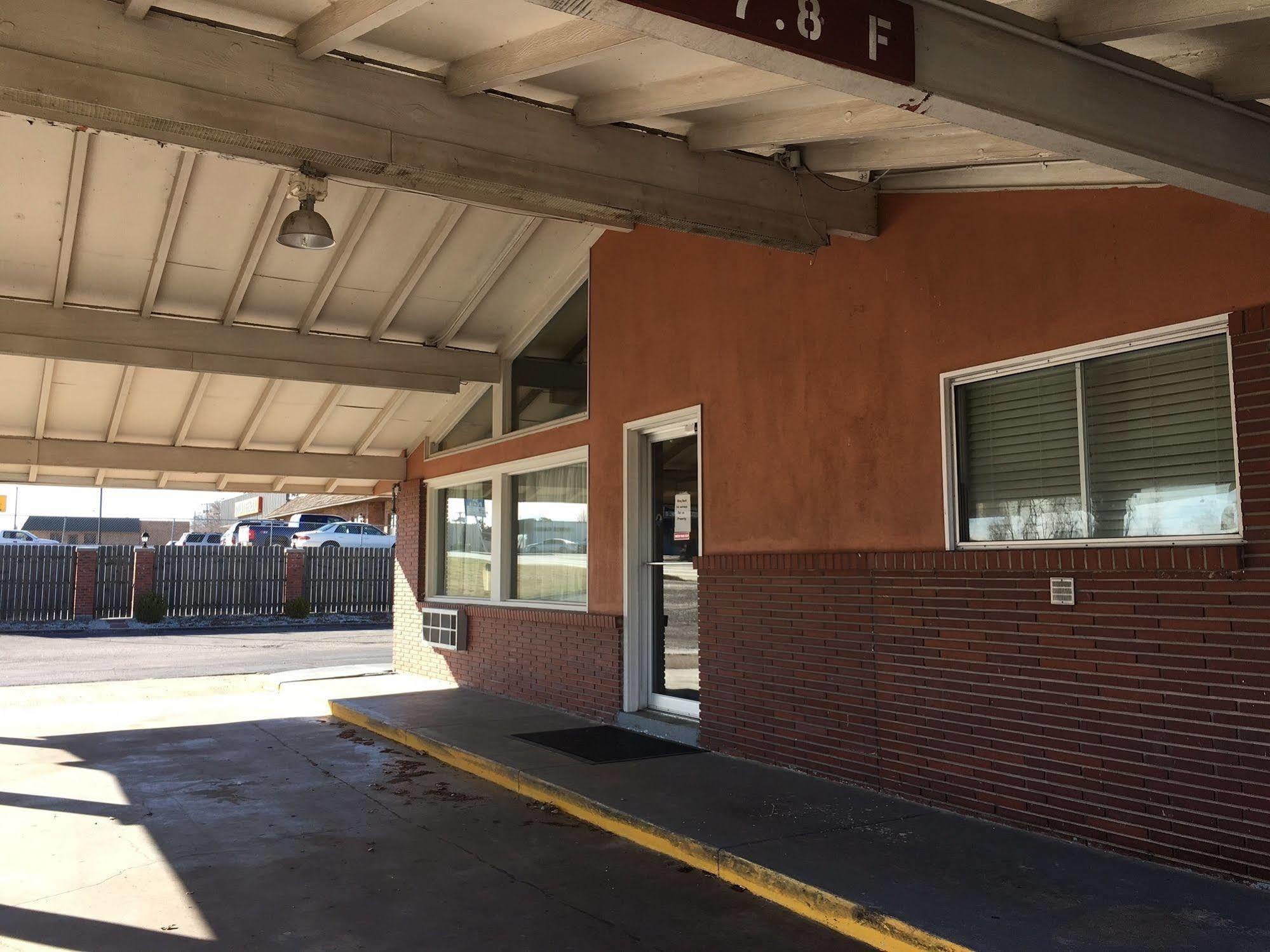 American Inn Motel Pratt Экстерьер фото